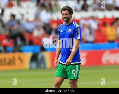 Will Grigg aus Nordirland erwärmt sich während des Spiels der UEFA-Europameisterschaft 2016 im Parc des Princes, Paris. Bilddatum 25. Juni 2016 Pic David Klein/Sportimage via PA Images Stockfoto