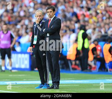 Chris Coleman, Manager von Wales, schaut während des Spiels der UEFA-Europameisterschaft 2016 im Parc des Princes, Paris, auf. Bilddatum 25. Juni 2016 Pic David Klein/Sportimage via PA Images Stockfoto