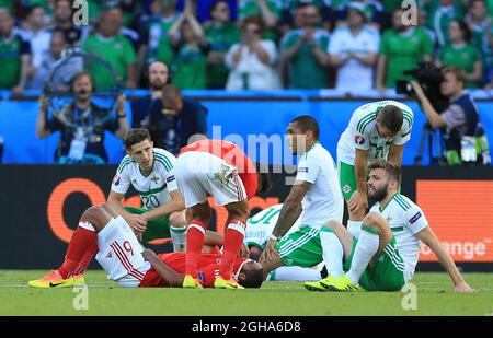 Der nordirische Craig Cathcart und Ashley Williams von Wales während des Spiels der UEFA-Europameisterschaft 2016 im Parc des Princes, Paris, wurden entrüstet. Bilddatum 25. Juni 2016 Pic David Klein/Sportimage via PA Images Stockfoto