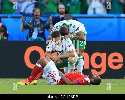 Der nordirische Craig Cathcart und Ashley Williams von Wales während des Spiels der UEFA-Europameisterschaft 2016 im Parc des Princes, Paris, wurden entrüstet. Bilddatum 25. Juni 2016 Pic David Klein/Sportimage via PA Images Stockfoto