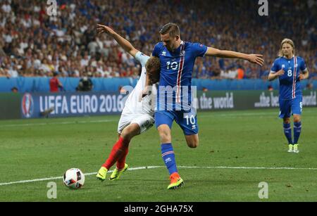 Harry Kane aus England tuselt mit Gylfi Sigurdsson aus Island während des Spiels der UEFA-Europameisterschaft 2016 im Stadion Nizza, Nizza. Bilddatum 27. Juni 2016 Pic Phil Oldham/Sportimage via PA Images Stockfoto