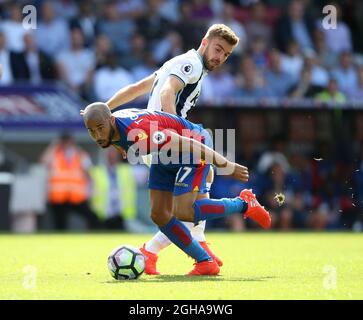 Die Andros Townsend von Crystal Palace tuslens mit James Morrison von West Brom während des Spiels der Premier League im Selhurst Park Stadium, London. Bilddatum 13. August 2016 Pic David Klein/Sportimage via PA Images Stockfoto