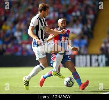 Andros Townsend von Crystal Palace tusliert mit Craig Dawson von West Brom während des Premier League-Spiels im Selhurst Park Stadium, London. Bilddatum 13. August 2016 Pic David Klein/Sportimage via PA Images Stockfoto