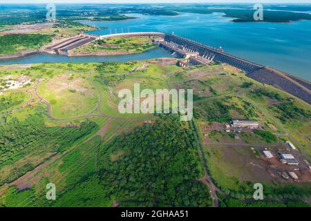 Luftaufnahme des Itaipu-Staudamms am Parana-Fluss. Stockfoto