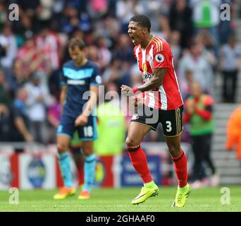 Patrick van Aanholt aus Sunderland feiert den Torreigen während des Premier League-Spiels im Stadium of Light in Sunderland. Bilddatum: 21. August 2016. PIC Simon Bellis/Sportimage über PA Images Stockfoto