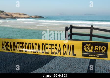 RIO DE JANEIRO, BRASILIEN - 7. MAI 2016: Der Strand von Arpoador ist von der Zivilverteidigung mit Klebeband umzäunt, weil die Wellen des starken Unterzuges zu hoch sind. Stockfoto