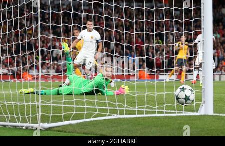 Der Basler Tomas Vaclik kann nur zusehen, wie Arsenals Theo Walcott im Champions League-Spiel A im Emirates Stadium, London, seinen Mannschaften das zweite Tor schießt. Bilddatum 28. September 2016 Pic David Klein/Sportimage via PA Images Stockfoto