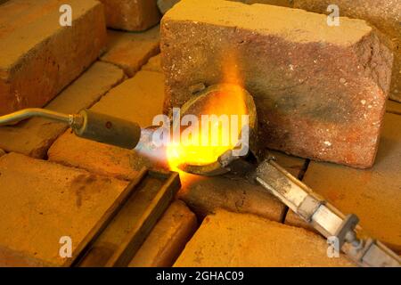 Schmelzen von Metall in einer Schmuckwerkstatt Stockfoto