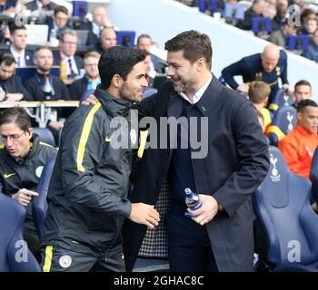 Tottenhams Mauricio Pochettino chattet während des Spiels der Premier League im White Hart Lane Stadium, London, mit Mikel Arteta von Manchester City. Bilddatum 2. Oktober 2016 Pic David Klein/Sportimage via PA Images Stockfoto