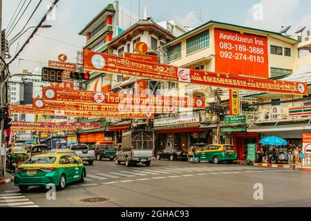 Bangkok, Thailand - 17,2020. Januar.belebte Straße in Chinatown.Morgenverkehr an der Yaowarat Road, berühmtes Wahrzeichen in Bangkok.Thailändischer überfüllter Transport Stockfoto