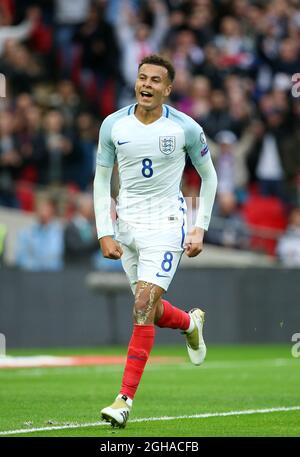 Der englische DELE Alli feiert das zweite Tor seiner Seite beim WM-Spiel der Qualifying Group F im Wembley Stadium, London. Bilddatum 8. Oktober 2016 Pic David Klein/Sportimage Stockfoto