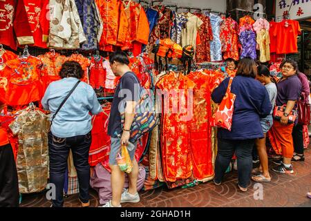 Bangkok, Thailand - 17,2020. Januar.geschäftiger Morgen in Chinatown, Menschen einkaufen traditionellen bunten chinesischen Kleid für die Feier.Straßenmarkt Stockfoto