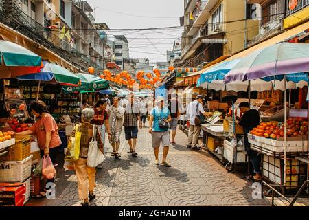 Bangkok, Thailand - 17,2020. Januar.geschäftigen Morgen in Chinatown, Einkaufsleute, Marktstände, Händler mit Essen, Obst.Thai überfüllten Fußgängerzone, Wal Stockfoto