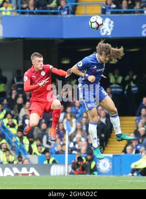 Chelsea's David Luiz tötelt mit Jamie Vardy aus Leicester City während des Premier League-Spiels im Stamford Bridge Stadium, London. Bilddatum 15. Oktober 2016 Pic David Klein/Sportimage via PA Images Stockfoto