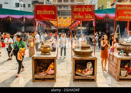 Bangkok, Thailand - 17,2020. Januar.Asiatische Frauen und Männer kommen zum buddhistischen Tempel, um zu feiern, Räucherstäbchen zu verbrennen, zu beten, zu meditieren Stockfoto