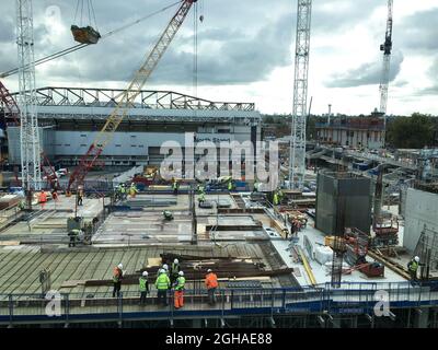 Eine Gesamtansicht der White Hart Lane mit dem Gebäude des neuen Stadions im Vordergrund während des Spiels der Premier League im White Hart Lane Stadium, London. Bilddatum 29. Oktober 2016 Pic Anthony Weisz/Sportimage via PA Images Stockfoto