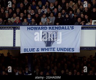 Ein Banner zu Ehren des ehemaligen Everton-Managers Howard Kendall während des Spiels der Premier League im Goodison Park Stadium, Liverpool. Bilddatum: 30. Oktober 2016. PIC Simon Bellis/Sportimage über PA Images Stockfoto