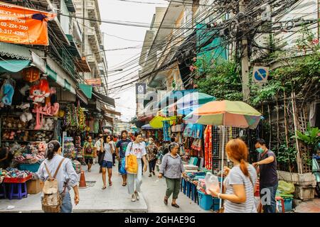 Bangkok, Thailand - 17,2020. Januar.geschäftigen Morgen in Chinatown, Einkaufsleute, Marktstände, Verkäufer mit Souvenirs.Thai überfüllten Straße, Neon-Sehenswürdigkeiten Stockfoto