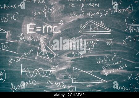 Tafel mit wissenschaftlichen Formeln und Berechnungen in Mathematik eingeschrieben. Wissenschaft und Bildung Hintergrund. Stockfoto