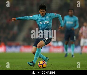 Ki Sung Yueng von Swansea City während des Premier League-Spiels im Britannia Stadium, Stoke on Trent. Bilddatum: 31. Oktober 2016. PIC Simon Bellis/Sportimage über PA Images Stockfoto