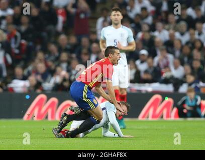 Jamie Vardy aus England hat Cesar Apilicueta aus Spanien beim Internationalen Freundschaftsspiel im Wembley Stadium in London gewonnen. Bilddatum: 15. November 2016. PIC David Klein/Sportimage über PA Images Stockfoto