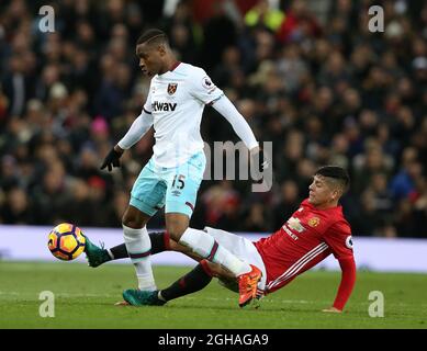 Diafra Sakho von West Ham United wurde von Marcos Rojo von Manchester United während des Spiels der Premier League im Old Trafford Stadium in Manchester angegangen. Bilddatum: 27. November 2016. PIC Simon Bellis/Sportimage über PA Images Stockfoto