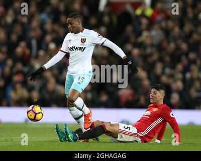 Diafra Sakho von West Ham United wurde von Marcos Rojo von Manchester United während des Spiels der Premier League im Old Trafford Stadium in Manchester angegangen. Bilddatum: 27. November 2016. PIC Simon Bellis/Sportimage über PA Images Stockfoto