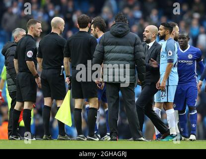 Josep Guardiola-Manager von Manchester City zieht seine Spieler während des Premier League-Spiels im Etihad Stadium, Manchester, von Schiedsrichter Anthony Taylor ab. Bilddatum: 3. Dezember 2016. PIC Simon Bellis/Sportimage über PA Images Stockfoto