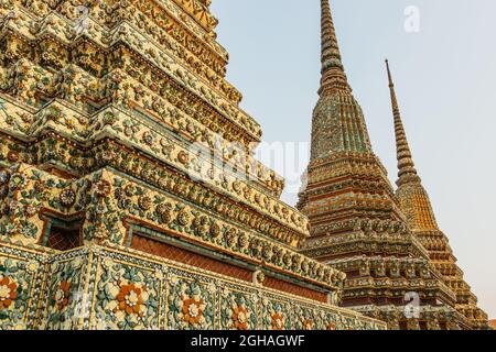 Bangkok, Thailand - Januar 17,2020. Wat Pho, alter buddhistischer Tempelkomplex mit liegender Buddha. Beliebte Touristenattraktion enthält mehrere Hallen Stockfoto