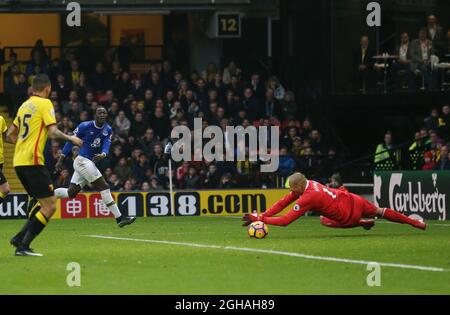 Watfords Heurelho Gomes rettet vor Evertons Romelu Lukaku während des Spiels der Premier League im Vicarage Road Stadium, London. Bilddatum 10. Dezember 2016 Pic David Klein/Sportimage via PA Images Stockfoto