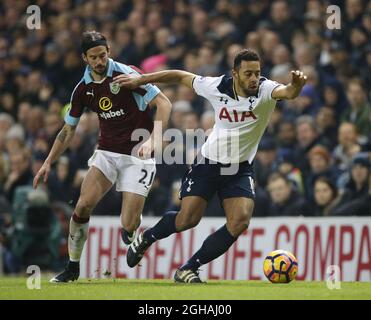 Tottenhams Mousa Dembele tuselt mit Burnleys George Boyd während des Premier League-Spiels im White Hart Lane Stadium, London. Bilddatum 18. Dezember 2016 Pic David Klein/Sportimage via PA Images Stockfoto