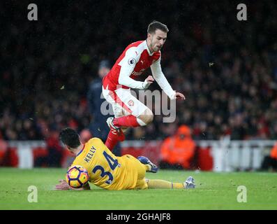 Aaron Ramsey von Arsenal zwickt während des Spiels der Premier League im Emirates Stadium, London, mit Martin Kelly von Crystal Palace. Bilddatum 1. Januar 2017 Pic David Klein/Sportimage via PA Images Stockfoto