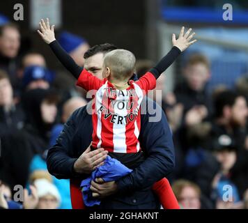 Der Krebsjäger Bradley Lowery winkt Everton-Fans nach seinem Auftritt als Maskottchen am Spieltag während des Spiels der englischen Premier League im Goodison Park Stadium, Liverpool Bilddatum: 15. Januar 2017. PIC Simon Bellis/Sportimage über PA Images Stockfoto