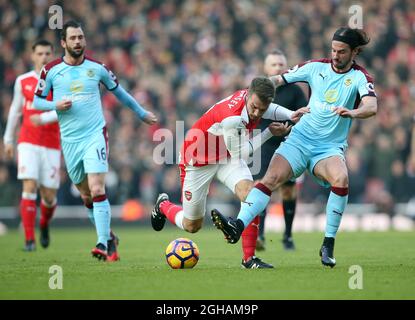 Aaron Ramsey von Arsenal zwickt während des Spiels der Premier League im Emirates Stadium in London mit George Boyd von Burnley zusammen. Bilddatum 22. Januar 2017 Pic David Klein/Sportimage via PA Images Stockfoto