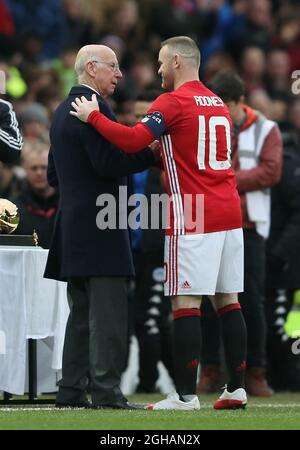 Sir Bobby Charlton mit Rekordtorschütze Wayne Rooney von Manchester United während des vierten Spiels des englischen FA Cup im Old Trafford Stadium, Manchester. Bilddatum: 29. Januar 2017. PIC Simon Bellis/Sportimage über PA Images Stockfoto