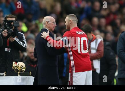 Sir Bobby Charlton mit Rekordtorschütze Wayne Rooney von Manchester United während des vierten Spiels des englischen FA Cup im Old Trafford Stadium, Manchester. Bilddatum: 29. Januar 2017. PIC Simon Bellis/Sportimage über PA Images Stockfoto