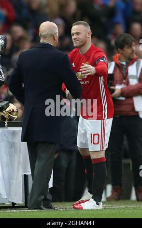 Wayne Rooney von Manchester United schüttelt sich die Hände mit Sir Bobby Charlton während des vierten Spiels des englischen FA Cups im Old Trafford Stadium, Manchester. Bilddatum: 29. Januar 2017. PIC Simon Bellis/Sportimage über PA Images Stockfoto