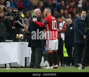 Wayne Rooney von Manchester United schüttelt sich die Hände mit Sir Bobby Charlton während des vierten Spiels des englischen FA Cups im Old Trafford Stadium, Manchester. Bilddatum: 29. Januar 2017. PIC Simon Bellis/Sportimage über PA Images Stockfoto