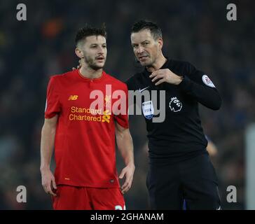 Mit Adam Lallana aus Liverpool spricht Schiedsrichter Mark Clattenburg während des Spiels der englischen Premier League im Anfield Stadium in Liverpool. Bilddatum: 31. Januar 2017. PIC Simon Bellis/Sportimage über PA Images Stockfoto