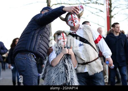 Vor dem RBS 6 Nations-Spiel 2017 im Twickenham Stadium, London, macht ein Frankreich-Fan ein Selfie mit zwei England-Fans. Bilddatum: 4. Februar 2017. PIC Charlie Forgham-Bailey/Sportimage via PA Images Stockfoto