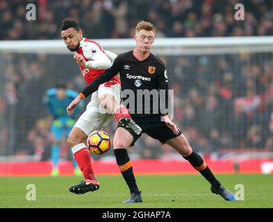 Während des Spiels der Premier League im Emirates Stadium in London tötelt Francis Coquelin von Arsenal mit Sam Clucas von Hull City. Bilddatum 11. Februar 2017 Pic David Klein/Sportimage via PA Images Stockfoto