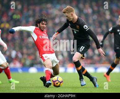 Mohamed Elneny von Arsenal zerstoert mit Sam Clucas von Hull City während des Spiels der Premier League im Emirates Stadium in London. Bilddatum 11. Februar 2017 Pic David Klein/Sportimage via PA Images Stockfoto