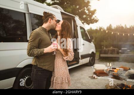 Heterosexuelles Paar, das sich während des Urlaubs vom Wohnheim küsst Stockfoto