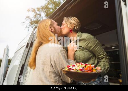 Junges Paar küsst sich während des Urlaubs im Wohnheim Stockfoto