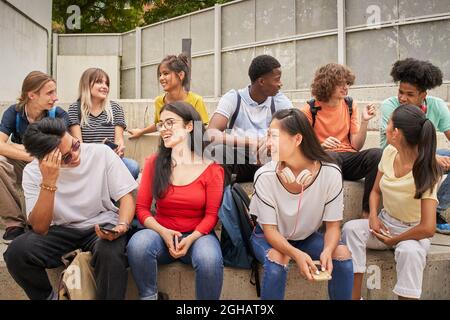 Eine multiethnische Gruppe glücklicher Studenten in einer Pause. Stockfoto