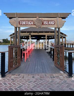 Myrtle Beach, SC / USA - 1. September 2021: Nahaufnahme des Eingangs zur Tortuga Island mit Kunden bei Barefoot Landing in Myrtle Beach Stockfoto