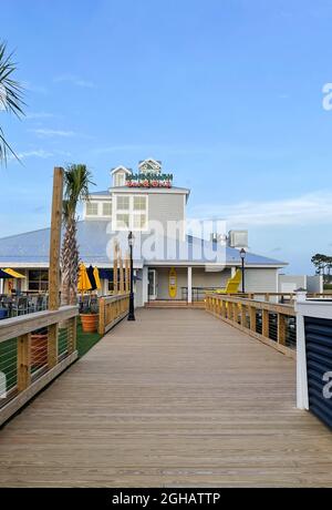 Myrtle Beach, SC / USA - 1. September 2021: Vorderansicht des Landshark Bar and Grill Restaurants bei Barefoot Landung in Myrtle Beach Stockfoto