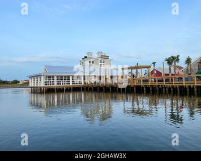 Myrtle Beach, SC / USA - 1. September 2021: Blick auf das Landshark Bar and Grill Restaurant am Barefoot Landing in Myrtle Beach Stockfoto