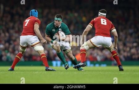 Justin Tipuric und Ross Moariarty aus Wales treten während des Six Nations-Spiels im Fürstentum Stadium in Cardiff gegen Devin Toner of Ireland an. Bilddatum: 10. März 2017. Bildnachweis sollte lauten: Lynne Cameron/Sportimage via PA Images Stockfoto