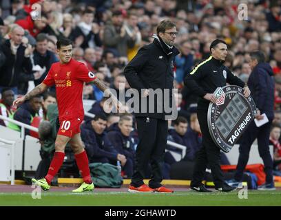 Philippe Couthino von Liverpool blickt zurück, als Jurgen Klopp-Manager von Liverpool ihn während des Spiels der englischen Premier League im Anfield Stadium, Liverpool, ersetzt. Bilddatum: 12. März 2017. PIC Credit sollte lauten: Simon Bellis/Sportimage via PA Images Stockfoto